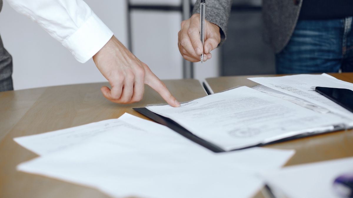 business men sitting at the lawyers s desk people signing important documents b618026db894e2b31943e4d4bcdd3bb8 1200x675