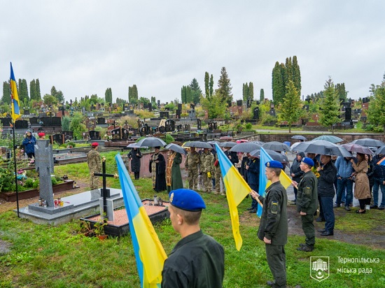 miting rekviem ta pokladannya kvitiv do mogil geroiv ukraini 8