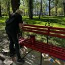 У центрі Тернополя та парку Шевченка проводять фарбування лавок